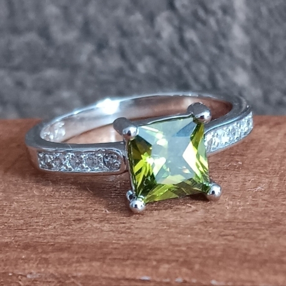 S925 Silver Synthetic Peridot Rhinestone Accent Ring - Picture 4 of 8